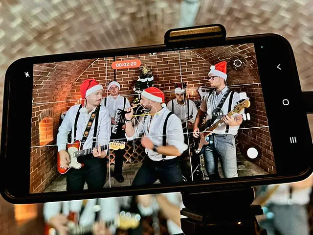 Sichtlich viel Spaß hatte die Schwechater D-Band beim Advent-Videodreh. | Foto: D-Band