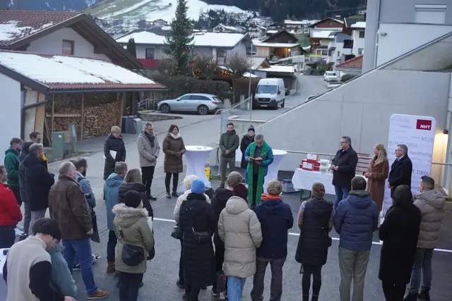 Die Wohnungen sowie die kümpftigen Eigentümer und Eigentümer erhielten den Segen von Pfarrer Dariusz Hrynyszy. | Foto: AMG