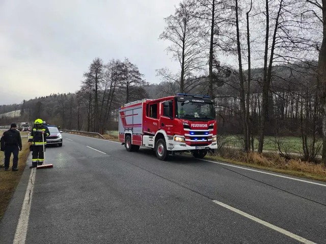 Mitglieder der FF Krumbach bargen das Fahrzeug. | Foto: Hannes Reithofer/ FF  Krumbach