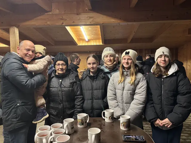 Die Besucherinnen und Besucher warteten gespannt auf die Perchten in Nebersdorf. | Foto: Rosenberger Victoria
