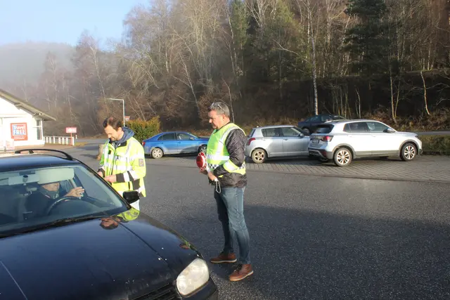 Kriminalpolizist Markus Kefer (r.) auf gemischter Streife mit Martin Klecka (l.) von der Polizei in Vyšší Brod. Hier eine Kontrolle beim Duty-Free-Shop gleich über die Grenze Weigetschlag. | Foto: MeinBezirk/Gernot Fohler