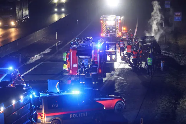 Fahrzeug auf der A8 Innkreisautobahn im Gemeindegebiet von Pichl bei Wels auf dem Pannenstreifen in Fahrtrichtung Passau komplett ausgebrannt. | Foto: laumat.at