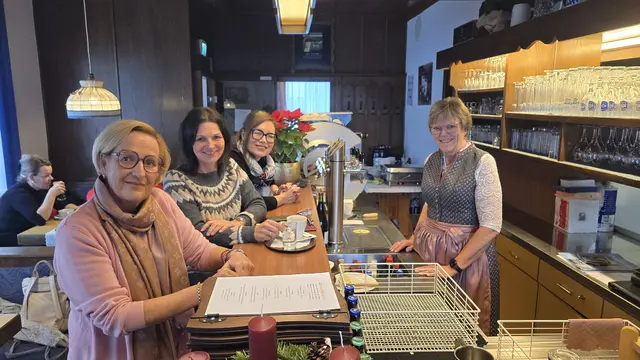 Birgit Heim, Karo Straner (Stadtmarketing) und Bgm. Elke Florian bei Gerlinde Gruber (v.l.). | Foto: JU/Söllradl