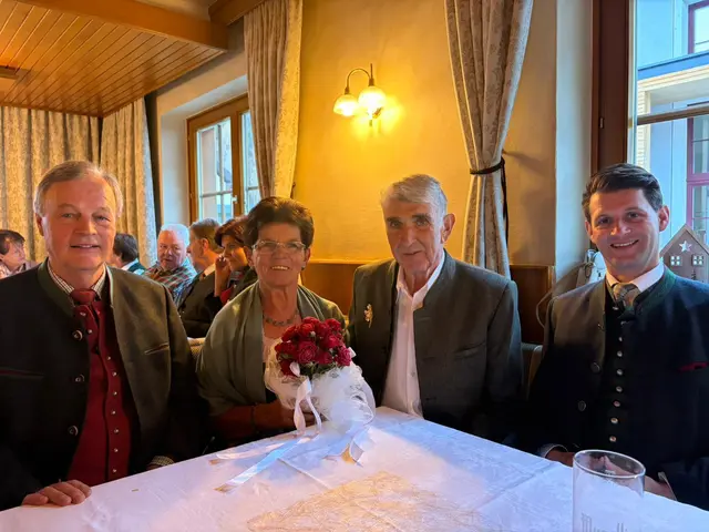 Obmann Seniorenbund Alfred Pfeifenberger mit dem Jubelpaar Anni und Ernst Bliem, sowie Bgm. Thomas Kößler | Foto: Gemeinde Zederhaus