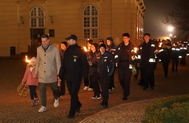 Bürgermeister Christoph Kaufmann (1. Reihe mitte, ÖVP) feierte ebenfalls mit. | Foto: BFKDO Tulln/ St. Öllerer