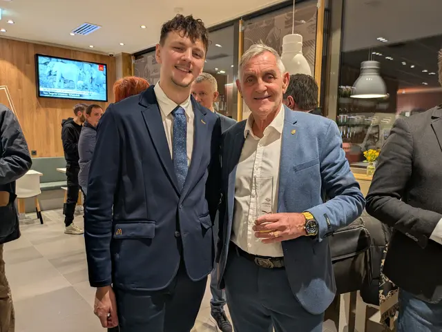 Filialleiter Josef Krepela (ist aus Budweis extra nach Schärding gezogen vor zwei Monaten für den Job) mit Bürgermeister Günter Streicher. | Foto: Schwendinger/MeinBezirk