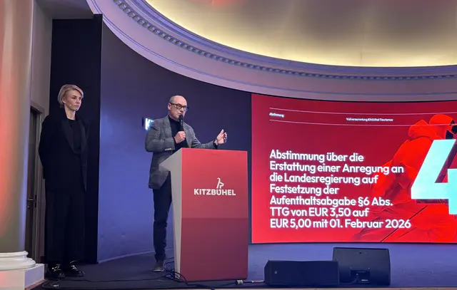 Kitzbühel Tourismus-Geschäftsführerein Viktoria Veider-Walser und Obmann Christian Harisch bei der Vollversammlung. | Foto: Johanna Bamberger