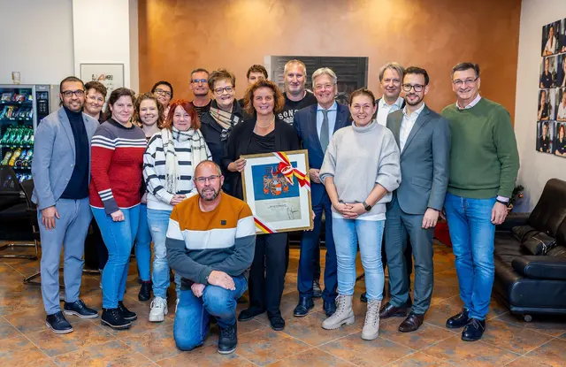Astrid Legner (WKK-Vizepräsidentin), Elisabeth Rothmüller-Jannach, LH Peter Kaiser, LR Sebastian Schuschnig, Jürgen Mandl (WKK-Präsident) und die Mitarbeiter der Fahrschule Alpenland. | Foto: LPD Kärnten/Handler