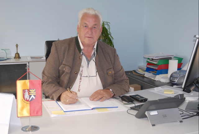 Bürgermeister Wolfgang Grilz gibt einen Einblick in die Gemeindekassa. | Foto: Gde. St. Georgen