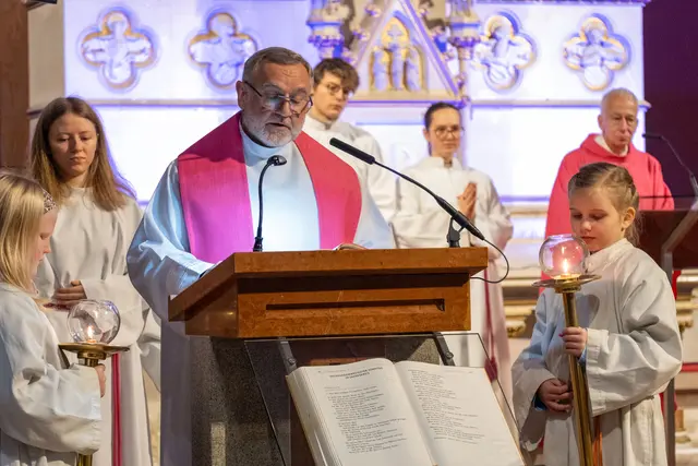 Pfarrer P. Arkadiusz Zakreta bei dem Gottesdienst vor der versammelten Gemeinde.  | Foto: Michael Steidl