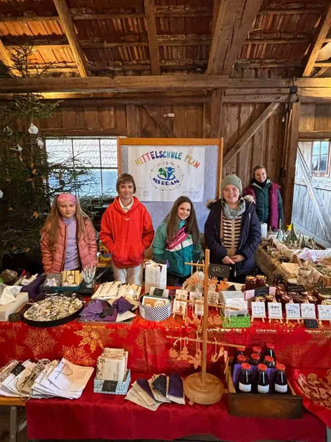 Lehrkräfte und Schüler organisierten gemeinsam den Leopoldimarkt-Stand in der Furtmühle Pram. | Foto: Binder