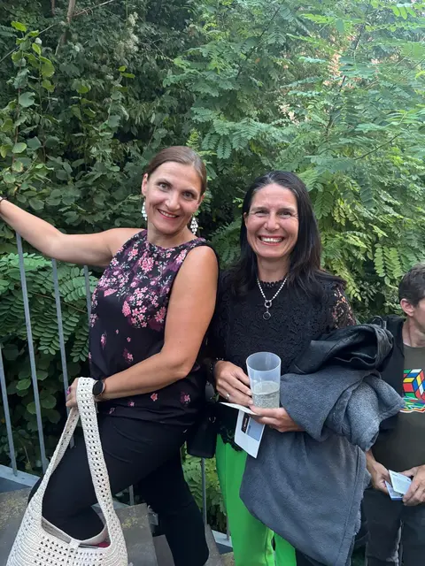 Ein lauer Sommerabend, eine traumhafte Kulisse und ein Kabarettist in Höchstform: Am Donnerstag  begeisterte Klaus Eckl mit seinem Programm „Wer langsam spricht, den glaubt man nicht“ auf der Burg Gars. Vor restlos ausverkauften Rängen verwandelte er den Burghof in ein Freilufttheater voller Witz, Charme und Lebensfreude. | Foto: Manuela Danzinger