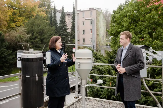 Umwelt- und Klima-Landesrat Stefan Kaineder und Regina Pürmayr (Leiterin Gruppe Luftgüte Land OÖ) an einer Luft-Messstation. | Foto: Land OÖ/Dedl