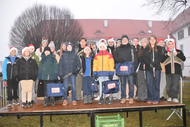 Der musikalische Nachwuchs aus Pinkafeld begleitete den Christkindlmarkt mit vorweihnachtlichen Klängen. | Foto: MeinBezirk/Michael Strini