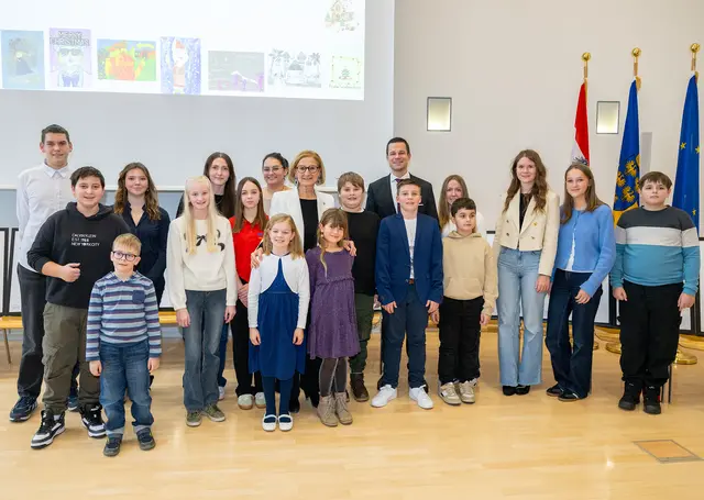 Landeshauptfrau Johanna Mikl-Leitner (Mitte) und Bildungsdirektor Karl Fritthum (7.v.r.) gratulierten allen Preisträgerinnen und Preisträgern des Weihnachtspostkarten-Wettbewerbs „WeihnARTlich – Kunst trifft Weihnacht“. | Foto: NLK Burchhart