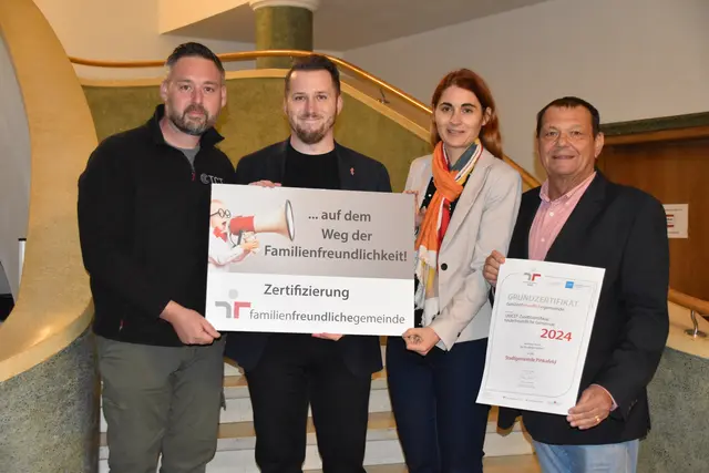 Pinkafeld ist Familienfreundliche Gemeinde: Gemeinderat Christoph Theiler (FPÖ), Vizebürgermeister Adrian Kubat (SPÖ), Vizebürgermeisterin Carina Laschober-Luif (ÖVP), Gemeinderat Eduard Posch (NEOS) | Foto: Michael Strini