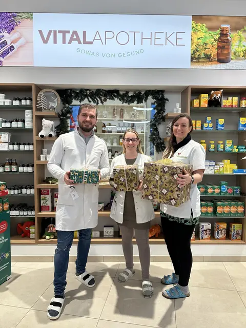 Faik Biljali, Tanja Haslinger und Michaela Adler von der Vital-Apotheke Himberg sind schon beim Geschenke-Verteilen. | Foto: Michaela Adler