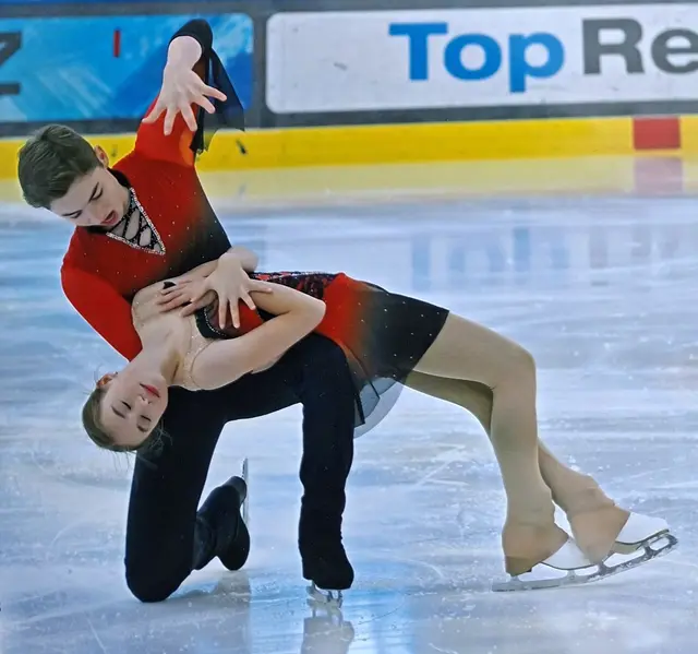 Raphaela und Jonathan Aschl während ihrer Paarlaufkür zu "Tanz der Vampire". | Foto: Luca Tonegutti