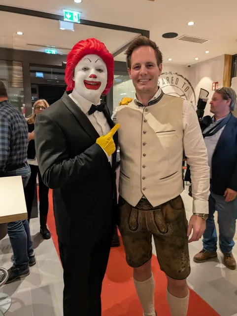 Franchise-Nehmer und Inhaber Richard Jäger mit Ronald McDonald. | Foto: Schwendinger, Mühlbacher/MeinBezirk