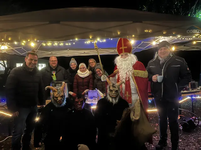 Der Auftritt des Heiligen Nikolaus war einer der Highlights am Ernsdorfer Adventzauber.  | Foto: DEV Ernsdorf