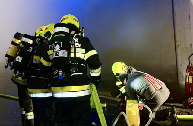 Bereits beim Eintreffen der Feuerwehren war die Halle stark verraucht. | Foto: Feuerwehr Peratschitzen