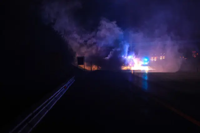 Fahrzeug auf der A8 Innkreisautobahn im Gemeindegebiet von Pichl bei Wels auf dem Pannenstreifen in Fahrtrichtung Passau komplett ausgebrannt. | Foto: laumat.at