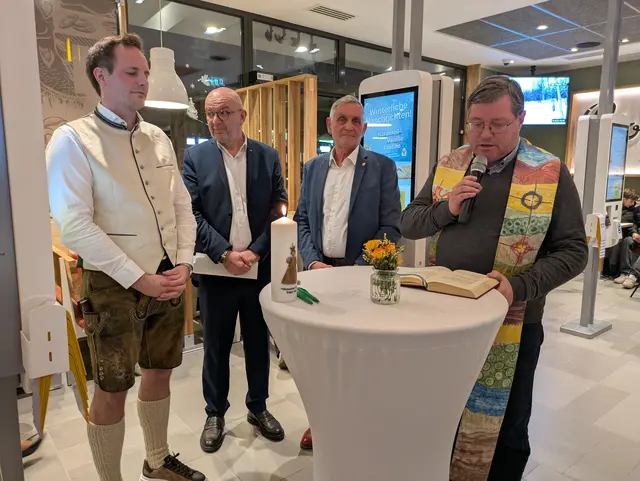 Pfarrer Eduard Bachleitner hat die Filiale gesegnet. Am Bild: Richard Jäger, Moderator Christian Horvath, Streicher und Bachleitner | Foto: Schwendinger, Mühlbacher/MeinBezirk