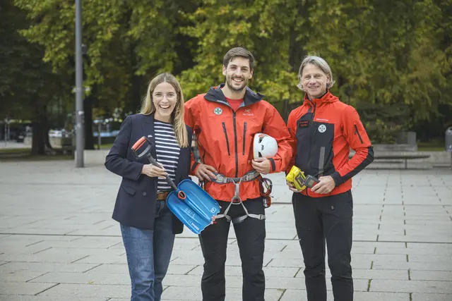 Barbara Plattner (Geschäftsführerin von Innsbruck Tourismus) mit Bruno Berloffa (Leiter der Bergrettung Innsbruck, r.) und Stephan Amstler (Anwärter Bergrettung Innsbruck). | Foto: © Innsbruck Tourismus / Gerhard Berger