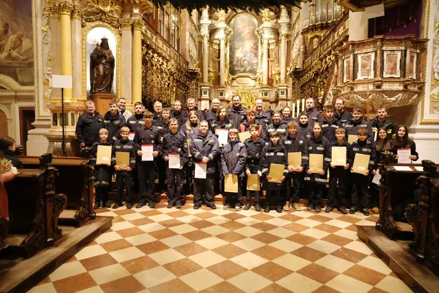 Die Übergabe der Urkunden der Feuerwehrjugendbewerbe bildete ein weiteres Highlight der Weihnachtsfeier.  | Foto: BFKDO Tulln/ St. Öllerer
