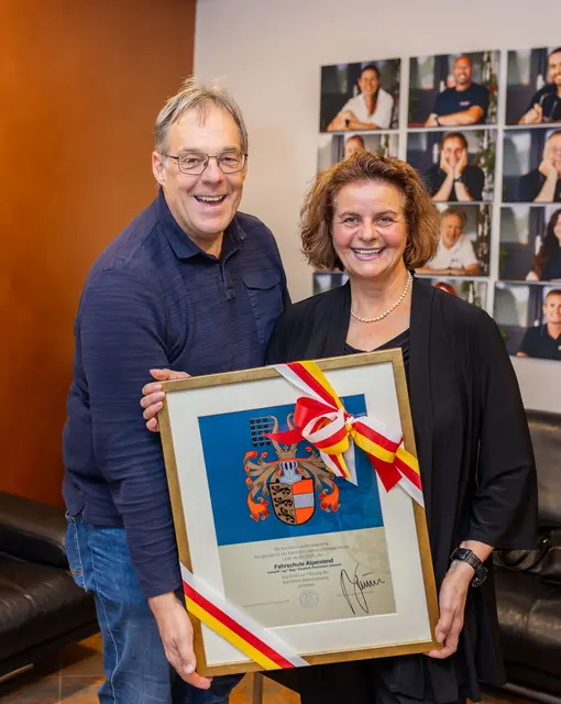 Wolfgang Jannach und Elisabeth Rothmüller-Jannach freuen sich über die Verleihung des Landeswappens an die Fahrschule Alpenland | Foto: LPD Kärnten/Handler