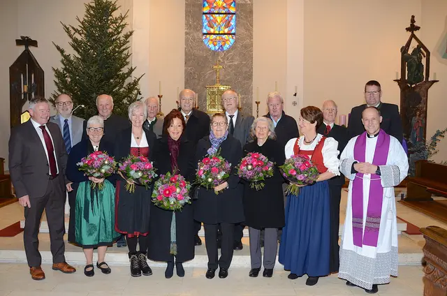 Die Schwoicher Jubelpaare nach der Andacht in der Pfarrkirche mit Pfarrer Stefan Schantl, BH-Stv. Herbert Haberl, Bgm. Peter Payr und Vizebgm. Martin Gschwentner. | Foto: Nageler