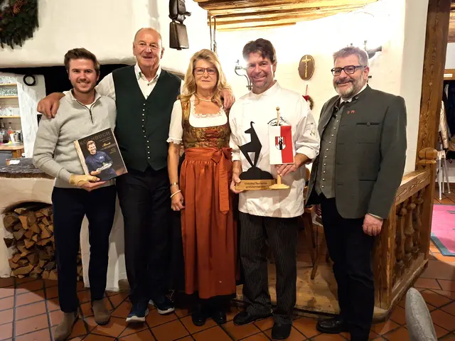 Andreas Dagn (Ortsausschuss TVB), die Seniorchefs Peter Hechl und Renate Hagleitner, Thomas Hagleitner und Bgm. Stefan Jöchl.