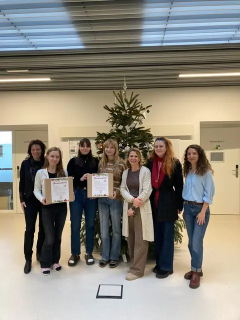 Direktorin Birgit Raab-Pfisterer mit Schülerinnen und vollen Sammelboxen. | Foto: bebruck