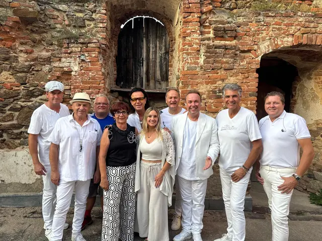 Die Paldauer waren zurück: Am Freitagabend verwandelte die bekannte Schlagerband die historische Burg in eine Bühne voller Energie und Lebensfreude. Schon nach dem zweiten Lied hielt es viele Besucher nicht mehr auf den Sitzen – es wurde geklatscht, getanzt und begeistert mitgesungen. | Foto: Manuela Danzinger