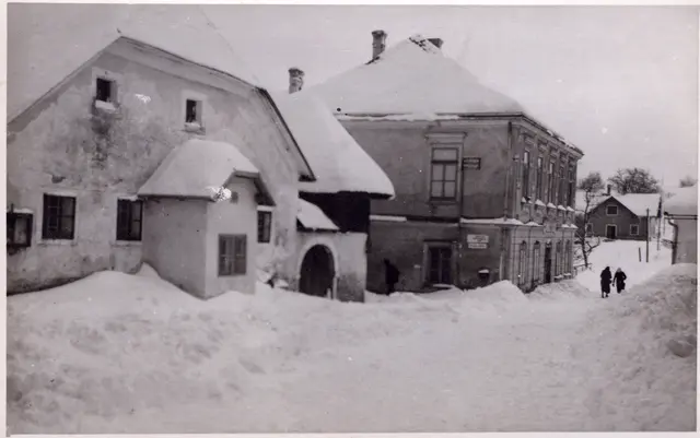 Tiefverschneites Ortszentrum von Dimbach 1904; links das Franz-Xaver-Müller-Haus, anschließend die Schule und zwei Damen auf der B119. | Foto: Urheber Gustav Kitzler, Besitzer Karl Hahn