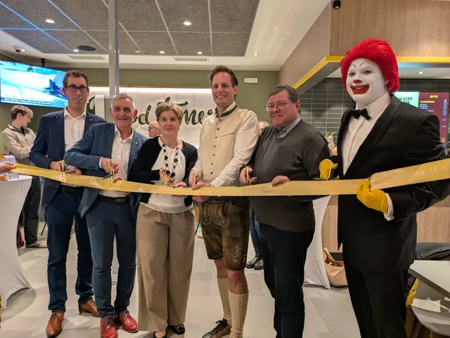 Eröffneten den neuen "Mäci" in Schärding: Bezirkshauptmann Florian Kolmhofer, Günter Streicher, Anabela Delic COO von McDonalds Österreich, Richard Jäger, Pfarrer Eduard Bachleitner und Ronald McDonald. | Foto: Schwendinger, Mühlbacher/MeinBezirk