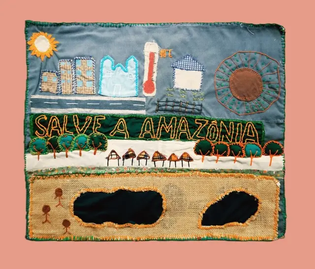 SALVE A AMAZÔNIA
RETTET DEN AMAZONAS (Pará, Brasil, 2024)
 | Foto: KÜNSTLERINNEN: Frauenkollektiv von MAB, produziert in Itaituba, in der Region des Tapajós-Flusses in Pará: JOELMA OLIVEIRA, LUCIELE VIANA, CELIELMA SOUSA, CÉLIA MARIA EDUARDO und EDIZANGELA RODRIGUES