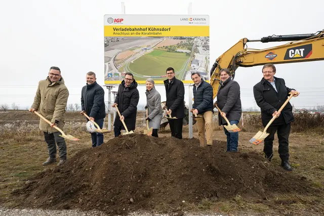 Der Spatenstich für den Gleisbogen am zukünftigen Güterverladebahnhof in Kühnsdorf erfolgte. | Foto: LPD/Erich Varh