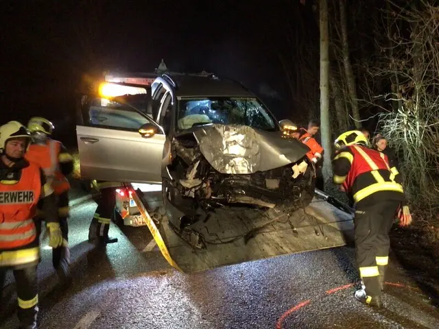 Das Auto wurde beim Anprall massiv beschädigt. | Foto: FF Hohenzell