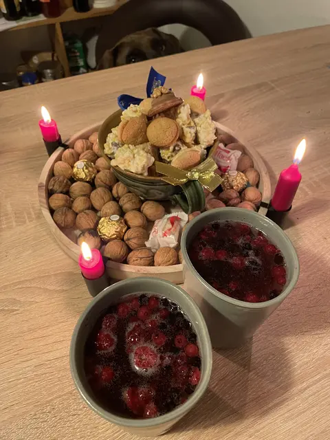 Für Weihnachten, davor zum Adventumtrunk oder zwischen den Feiertagen. Tiefgekühlte Beeren halten das Getränk schön kalt, schmecken gut und sehen optisch edel aus.  | Foto: sm