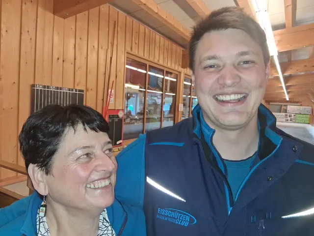 Die "Jägermeister Klunker Lisl " (man beachte die Ohrringe) mit Lukas Schipflinger. | Foto: Michaela Schipflinger