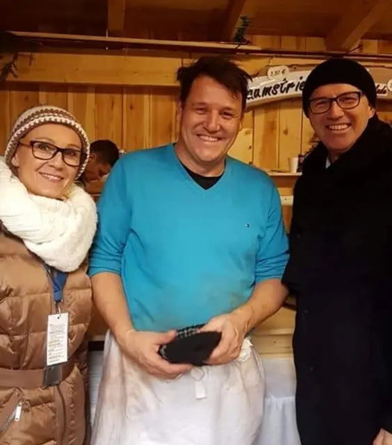 Beste Stimmung mit hohem Besuch beim Baumstriezel-Stand der FPÖ am Adventmarkt Reichenthal.  | Foto: FPÖ UU