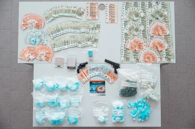 Geld, Drogen, Waffen: Ein Cocktail, der die mutmaßlichen Täter teuer zu stehen kommen wird. | Foto: LPD Steiermark