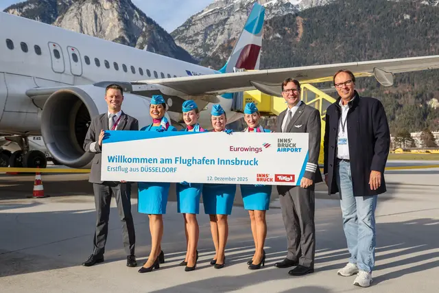 Ein Highlight für den Wintertourismus: Flughafen-Geschäftsführer Marco Pernetta begrüßte die Crew des Erstfluges persönlich. | Foto: Alexander Pauli