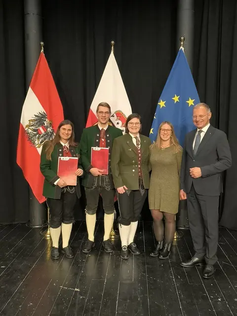 Teresa Baumgartner, Nico Rathmayr, Julia Partinger, Bezirksjugendreferentin Marion Übleis und Landeshauptmann Thomas Stelzer bei der Übergabe der Leistungsabzeichen. | Foto: Marion Übleis