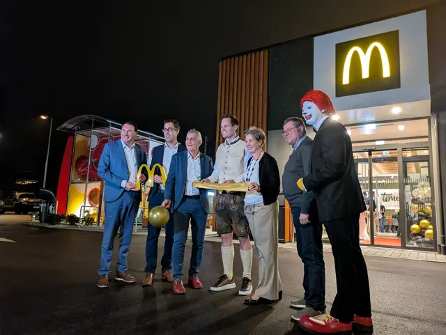 Florian Grünberger, Florian Kolmhofer, Günter Streicher, Richard Jäger, Anabela Delic, Eduard Bachleitner und Ronald McDonald.  | Foto: Schwendinger, Mühlbacher/MeinBezirk