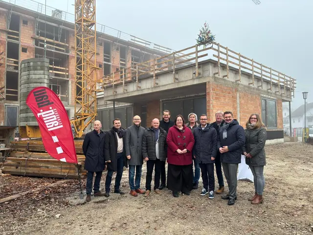 Die Bürgermeister der beteiligten Gemeinden sowie wichtige Projektpartner und zukünftige Nutzer waren bei der Gleichenfeier vor Ort. | Foto: WSG