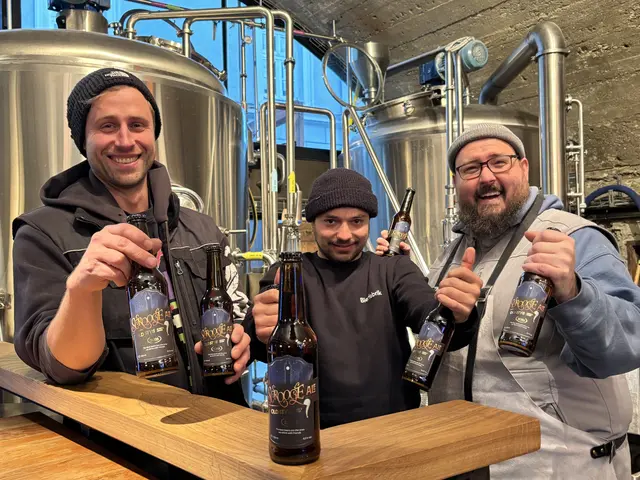 Braumeister Michal Perner (li.) und Ulrich Zech (re.) mit Philipp Faßbender mit dem Spezialbier für Scrooge in Telfs. Erst seit 2023 wird in den Innsbrucker Viaduktbögen 24 &amp; 25 (Brauerei &amp; Taproom) frisches Bier gebraut.