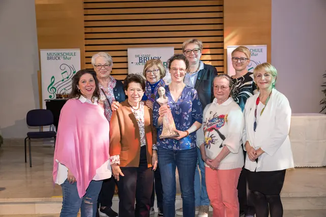 Frauenpreis-Gewinnerin Elisabeth Kirl (Bildmitte) wurde 2025 für ihre herausragenden Leistungen und ihr Engagement im Bereich MINT – Mathematik, Informatik, Naturwissenschaften und Technik ausgezeichnet. | Foto: StadtBruck/Meieregger