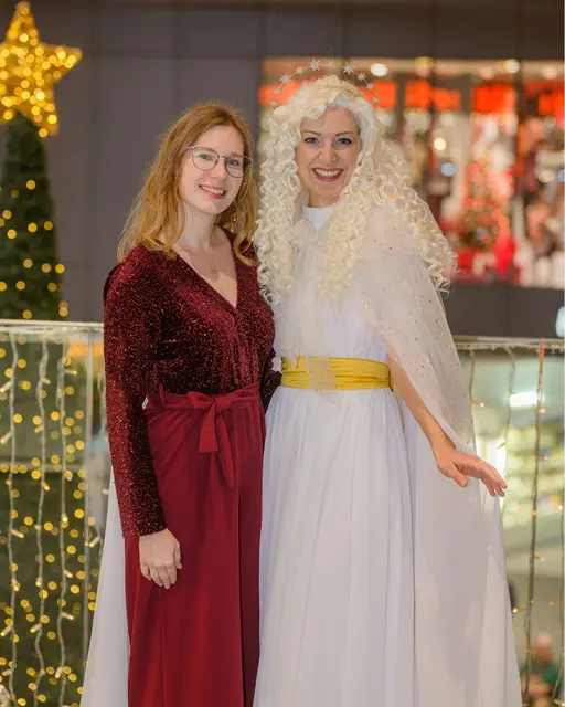WEZ-Centerleiterin Nadine Schleifer mit SingSangSonja als Christkind | Foto: WEZ Bärnbach